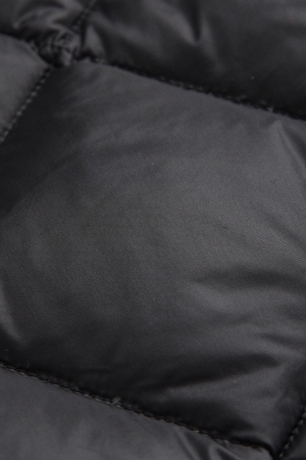 [타이온] CITY REVERSIBLE DOWN SCARF (시티 리버서블 다운 스카프) - BLACK X BLACK은 겨울철 보온성을 책임지는 필수 아이템입니다. 가볍고 부드러운 촉감의 나일론, 폴리에스테르, 다운 충전재를 사용하여 편안한 착용감을 선사합니다. 800FP 다운 충전재와 다이아몬드 퀄팅 스티치 디자인으로 보온성을 높였으며, 리버서블 디자인으로 다양한 스타일 연출이 가능합니다. 미니멀, 클래식, 캐주얼 스타일 모두 소화 가능하며, 출근룩과 여행룩에 모두 활용할 수 있습니다. 블랙 컬러로 어떤 옷에도 매치하기 용이하여 겨울철 데일리 스카프로 제격입니다.
