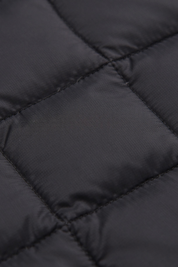 [타이온] 마운틴 리버서블 다운×보아 스카프 - BLACK X BLACK은 800FP의 고보온성을 자랑하는 겨울철 필수 아이템입니다. 한쪽 면은 부드러운 마이크로 보아 소재, 다른 한쪽 면은 나일론 소재를 사용하여 리버서블 디자인으로 다양한 스타일을 연출할 수 있습니다. 다운 95%, 페더 5%의 충전재로 가볍고 따뜻하며, 퀄팅 패턴과 미니멀한 디자인이 특징입니다. 출근룩과 산책룩에 모두 잘 어울리며, 미니멀, 클래식, 캐주얼 스타일을 즐기는 분들께 추천합니다. 가로 17cm, 총길이 89cm로, 얼굴을 포근하게 감싸줍니다.