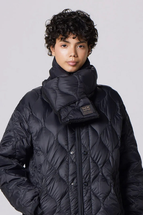 [타이온] MILITARY REVERSIBLE DOWN SCARF (밀리터리 리버서블 다운 스카프) - BLACK은 800FP 다운 충전재를 사용하여 보온성을 극대화한 스카프입니다. 헥사곤 퀄팅 마감으로 밀리터리 스타일을 강조했으며, 양면 착용이 가능한 리버서블 디자인으로 실용성을 더했습니다. 한쪽 면은 블랙 컬러, 다른 한쪽 면은 보아 소재로 제작되어 다양한 스타일 연출이 가능합니다. 추운 겨울철, 캐주얼, 클래식, 미니멀 스타일 모두에 잘 어울리는 따뜻하고 세련된 아이템입니다.
