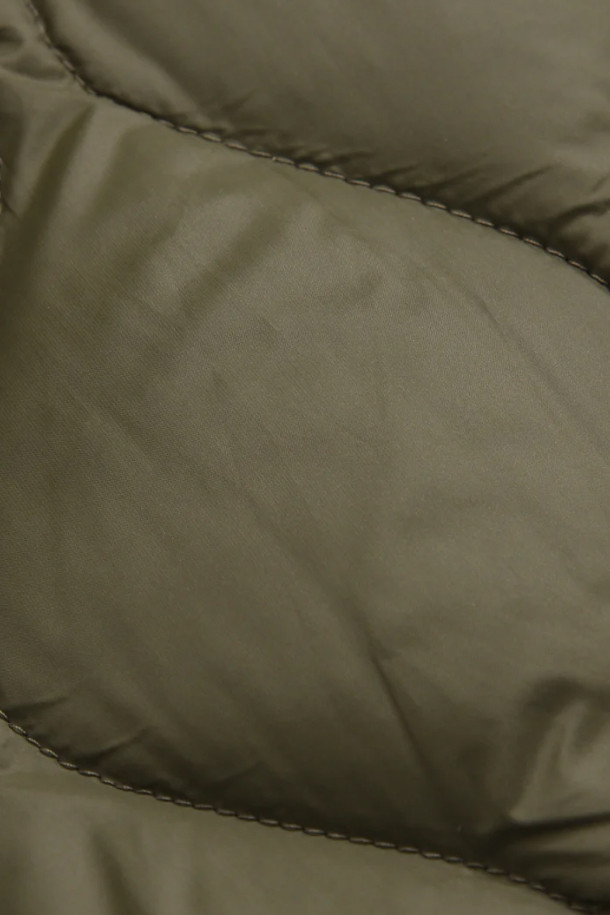 [타이온] MILITARY REVERSIBLE DOWN SCARF (밀리터리 리버서블 다운 스카프) - D.OLIVE는 밀리터리 스타일과 미니멀한 디자인이 돋보이는 겨울철 필수 액세서리입니다. 부드러운 촉감의 나일론과 폴리에스테르 소재를 사용하여 제작되었으며, 퀄팅 패턴으로 포인트를 주었습니다. 리버서블 디자인으로 다양한 스타일 연출이 가능하며, 800FP 다운 충전재(다운 95%, 페더 5%)와 보아원단 이중구조로 뛰어난 보온성을 제공합니다. 두꺼운 두께감으로 추운 날씨에도 따뜻하게 착용할 수 있으며, 일상생활에서 폭넓게 활용하기 좋습니다. D.OLIVE 컬러로 밀리터리 무드를 더했습니다.
