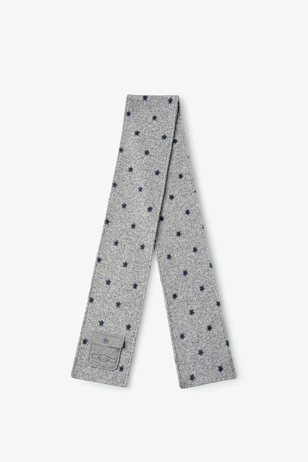 시나모롤 포켓 머플러 - 스타 그레이는 산책룩과 캐주얼, 미니멀 스타일을 즐겨 입는 분들을 위한 아이템입니다. 부드러운 촉감과 보온 기능을 갖춘, 가을, 겨울 시즌 필수 머플러로, 귀여운 도트 무늬가 특징입니다. 사랑스러운 시나모롤 캐릭터 디자인이 돋보이며, 그레이 컬러로 어떤 룩에도 자연스럽게 매치됩니다. 포켓 디테일이 있어 실용성을 더했으며, 일상에서의 따뜻함을 선사합니다.
