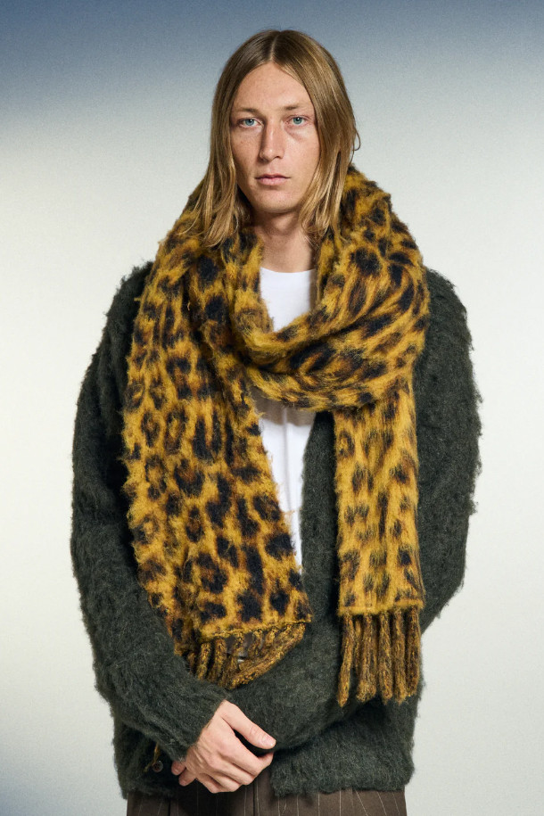 OBEY(오베이) 레오파드 스카프는 가을, 겨울 시즌에 어울리는 스카프입니다. 브라운과 블랙 컬러의 레오파드(leopard) 무늬가 돋보이며, 모임룩, 캐주얼, 클래식, 레트로 스타일을 연출하기 좋습니다. 부드러운 촉감과 프린지 장식이 특징이며, 일상에서 포인트를 더할 수 있습니다. 
