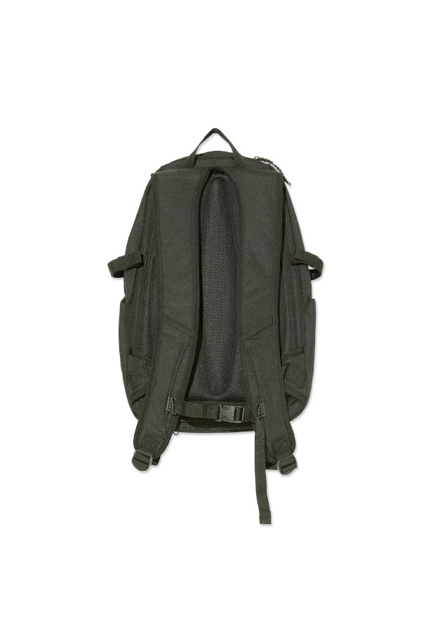 리사 백팩 - Black은 미니멀하고 시크한 스타일을 추구하는 남성들을 위한 백팩입니다. 견고한 나일론 소재로 제작되어 튼튼하며, 사각형 모양에 블랙 컬러로 어떤 룩에도 잘 어울립니다. 사이즈 조절이 가능한 백팩 스트랩과 외부 포켓, 지퍼형 잠금 방식으로 실용성을 더했습니다. 출근룩, 비즈니스 캐주얼, 여행룩 등 다양한 TPO에 활용 가능하며 버클 디테일이 디자인의 포인트를 더합니다.
