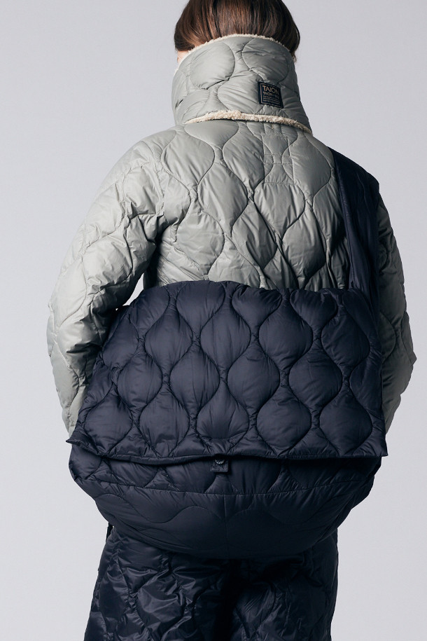 [타이온] MILITARY MESSENGER DOWN BAG-L (밀리터리 메신저 다운 백-L) - BLACK은 미니멀하고 밀리터리 스타일을 결합한 남성용 메신저백입니다. 800FP 프리미엄 다운 충전재를 사용하여 가볍고 따뜻하며, A3 사이즈 수납이 가능한 라지 사이즈입니다. 블랙 컬러의 퀄팅 디자인이 특징이며, 플랩 아래 지퍼 잠금장치와 내부 수납 포켓으로 실용성을 더했습니다. 크로스백 또는 숄더백으로 활용 가능하며, 일상 및 출근룩에 잘 어울립니다.
