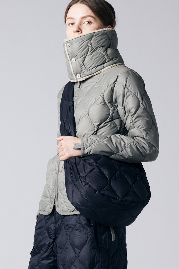 타이온 밀리터리 바나나 숄더 다운 백-M - BLACK은 남녀 모두 착용 가능한 미니멀 디자인의 숄더백입니다. 부드러운 촉감의 나일론과 다운 소재로 제작되었으며, 퀄팅 디자인이 특징입니다. 가볍고 신체에 밀착되는 디자인으로 편안하게 착용할 수 있으며, 내부 수납 포켓과 A4 사이즈 수납이 가능합니다. 크로스백으로도 활용 가능하며, 지퍼형 잠금 방식으로 내용물을 안전하게 보관할 수 있습니다. 일상생활에서 밀리터리, 캐주얼 스타일을 연출하기에 적합합니다.
