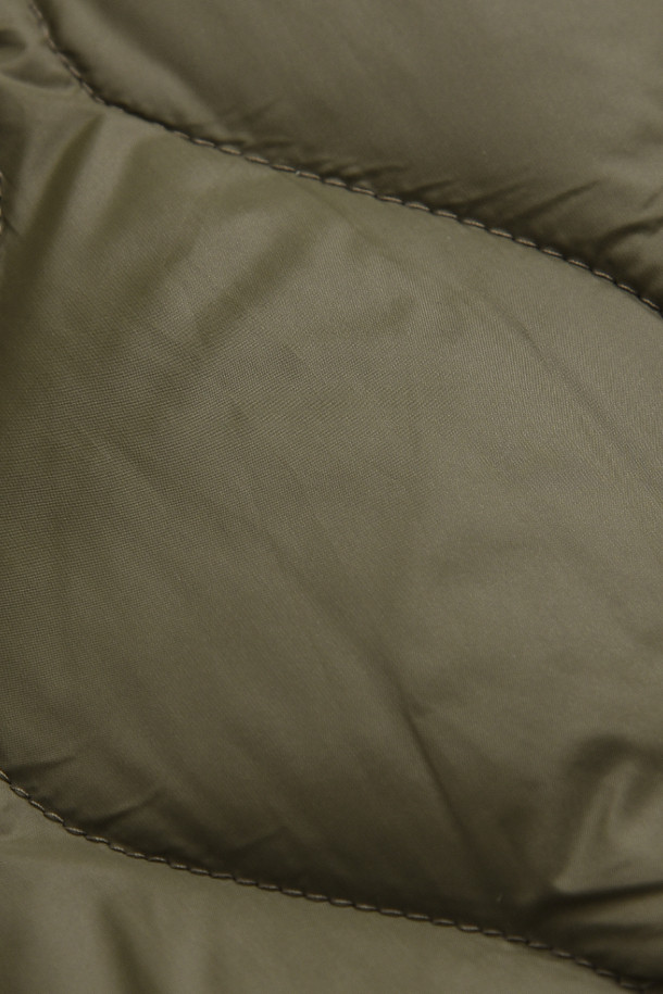 [타이온] 밀리터리 바나나 숄더 다운 백-M - D.OLIVE는 미니멀하고 캐주얼한 스타일의 남성용 숄더백입니다. 고밀도 나일론 소재와 프리미엄 다운 충전재를 사용하여 부드러운 촉감과 뛰어난 경량성을 자랑합니다. 올리브 컬러의 퀄팅 디자인이 밀리터리 무드를 더하며, 바나나 형태의 디자인은 실용적인 수납공간과 A4 사이즈 수납이 가능하게 합니다. 지퍼형 잠금 방식으로 편리하며, 크로스백으로도 활용할 수 있습니다. 일상생활에서 유용하게 사용할 수 있는 아이템입니다.
