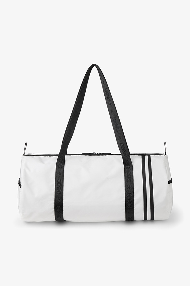 [AEAE] 스쿨 보이 더플백 - 화이트는 스포티, 빈티지 스타일의 미디엄 사이즈 더플백입니다. 흰색과 검은색 도트 무늬가 특징이며, 나일론 소재로 제작되어 내구성이 뛰어납니다. 지퍼형 잠금 방식으로 내용물을 안전하게 보관하며, 일상, 여행, 휴가, 피트니스룩에 적합합니다. 가방의 크기는 가로 45cm, 세로 21cm이며, 스쿨백 또는 스포츠백으로 활용하기 좋습니다.
