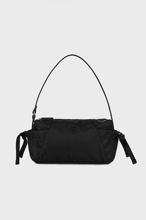 **[MMW] 스트링 백 - 블랙**

미니멀하고 클래식한 스타일의 [MMW] 스트링 백 - 블랙 토트백입니다. 나일론과 면 혼방 소재로 제작되었으며, 미디엄 사이즈로 출근룩, 쇼핑룩, 카페룩 등 다양한 TPO에 활용하기 좋습니다. 비건 레더 스트랩과 금속 라벨 장식이 특징이며, YKK 지퍼를 사용하여 내구성을 높였습니다. 67cm 길이의 스트랩과 사이드 포켓, 사각 디자인, 지퍼형 잠금 방식으로 편리함을 더했습니다.
