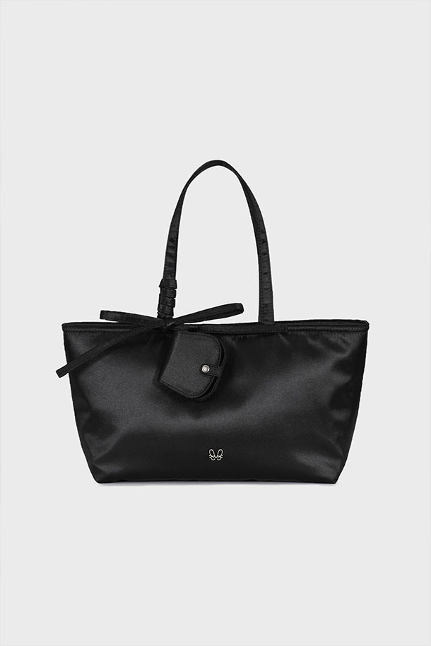 [MMW] 새틴 숄더백 - BLACK은 미니멀, 클래식, 캐주얼 스타일을 추구하는 여성들을 위한 가방입니다. 부드러운 폴리에스테르 새틴 소재와 안감의 면 100% 소재로 제작되어 고급스러운 촉감을 선사합니다. 미디엄 사이즈의 사각 숄더백으로, 블랙 컬러에 스트라이프 패턴 안감이 세련된 포인트를 더합니다. 스냅 클로징 방식과 로고 금속 라벨 장식이 돋보이며, 미니 지갑 디테일로 실용성을 높였습니다. 데이트룩, 쇼핑룩, 카페룩 등 다양한 TPO에 매치하여 스타일리시하게 연출할 수 있습니다.
