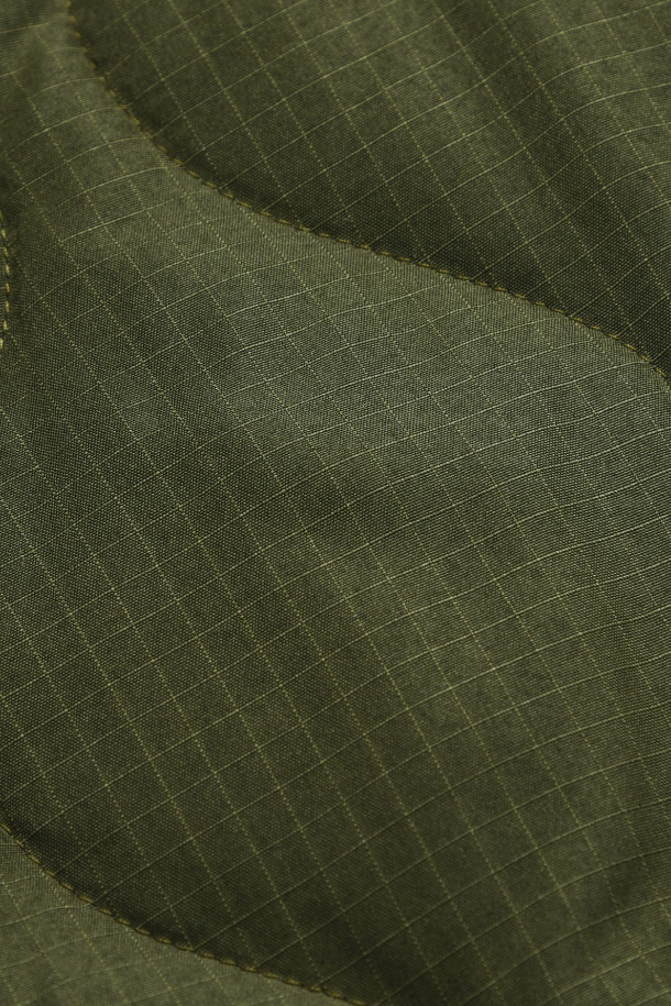 타이온 밀리터리 다운 토트 백-S (D.OLIVE)는 밀리터리 스타일의 미니멀한 디자인이 돋보이는 남성용 토트백입니다. 가볍고 보온성이 뛰어난 다운 충전재를 사용하여 쌀쌀한 날씨에도 쾌적하게 사용할 수 있으며, 폴리에스테르 소재로 제작되어 튼튼합니다. 런치 토트 사이즈로, 일상생활에서 간편하게 사용할 수 있으며, 2WAY 컨버터블 디자인으로 토트백 또는 파우치 형태로 변형하여 활용할 수 있습니다. 조절 가능한 스트랩은 사용자의 편의에 맞게 길이를 조절할 수 있으며, 지퍼형 잠금 방식으로 내용물을 안전하게 보관할 수 있습니다. 사각 형태의 퀄팅 디자인이 특징인 이 토트백은 미니멀하고 캐주얼한 스타일을 선호하는 분들께 추천합니다.
