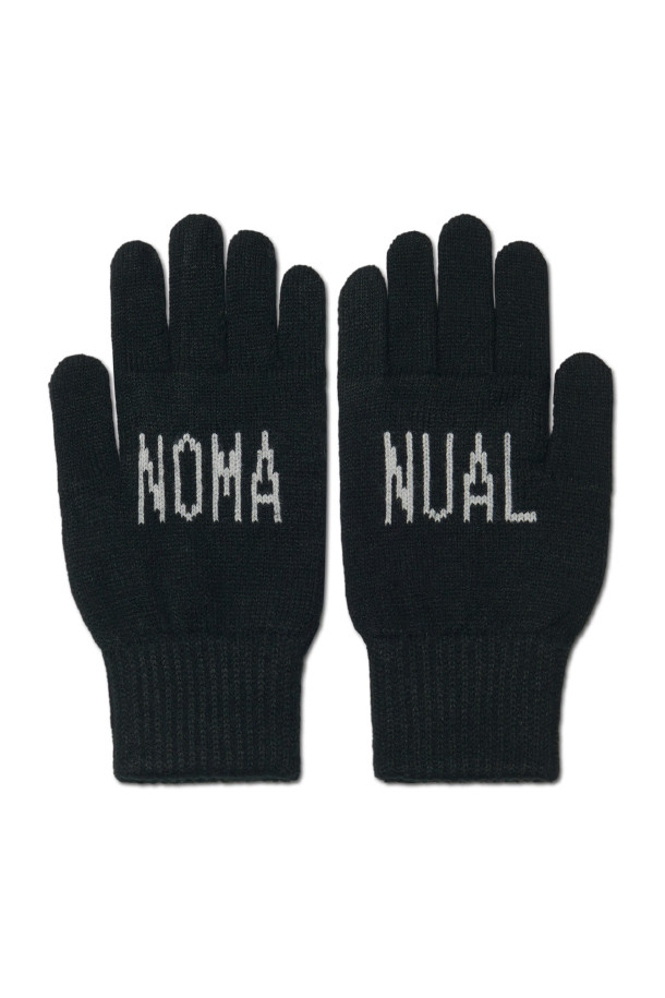 엠블럼 니트 글로브 (블랙)는 겨울철 따뜻함과 스타일을 동시에 잡을 수 있는 장갑입니다. 부드러운 아크릴 니트 소재로 제작되어 뛰어난 촉감을 선사하며, 보온 기능으로 추운 날씨에도 따뜻하게 손을 보호합니다. 엠블럼 로고 자수가 디자인 포인트로 들어가 캐주얼, 미니멀, 클래식 스타일의 겨울 데일리룩에 잘 어울립니다. 남녀 공용으로 착용 가능하며, 두꺼운 두께감으로 한겨울에도 따뜻함을 유지해 줍니다. 양손 세트로 구성되어 실용성을 더했습니다.

