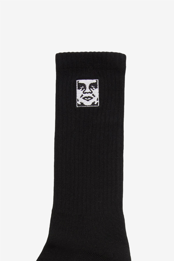 [오베이] 아이콘 페이스 삭스 - 블랙은 면 85%, 폴리에스터 13%, 엘라스틴 2% 혼방 소재로 제작된 양말입니다. 중간 두께감의 골지 소재로, 신축성이 있어 편안한 착용감을 제공합니다. 블랙 컬러에 아이콘 페이스 디자인이 포인트로 들어가 캐주얼하면서도 미니멀한 스타일을 연출합니다. 동네 마실룩, 집콕룩, 산책룩 등 다양한 TPO에 활용하기 좋으며, 미드 렝스 길이로 어떤 신발에도 잘 어울립니다. 데일리 아이템으로 활용하기 좋은 [오베이] 아이콘 페이스 삭스 - 블랙입니다.
