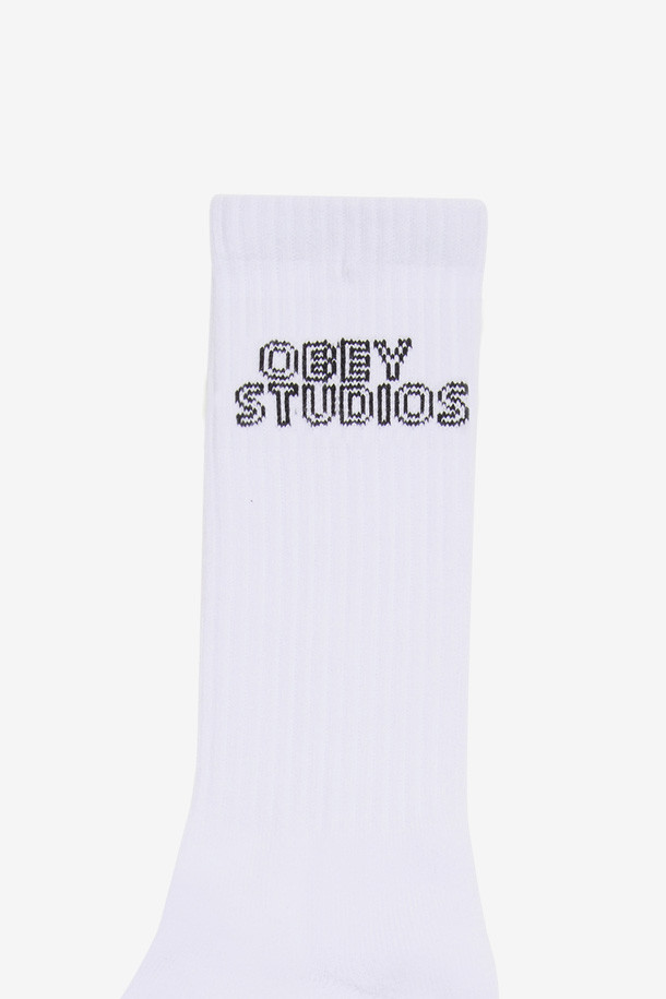 [오베이] OBEY STUDIOS SOCKS 오베이 스튜디오스 삭스 - WHITE는 면, 폴리에스터, 스판덱스 혼방 소재로 제작된 미드렝스 기장의 양말입니다. 화이트 컬러 바탕에 오베이 스튜디오스 로고 프린트가 돋보이는 디자인으로, 캐주얼, 미니멀, 클래식 스타일을 연출하기 좋습니다. 신축성이 뛰어나 편안한 착용감을 제공하며, 사계절 내내 일상생활에서 활용하기 좋습니다. 동네 마실룩이나 집콕룩에 매치하여 편안하면서도 스타일리시한 룩을 완성해 보세요. 골지 디자인으로 발목을 잡아주어 안정적인 착용감을 선사합니다.
