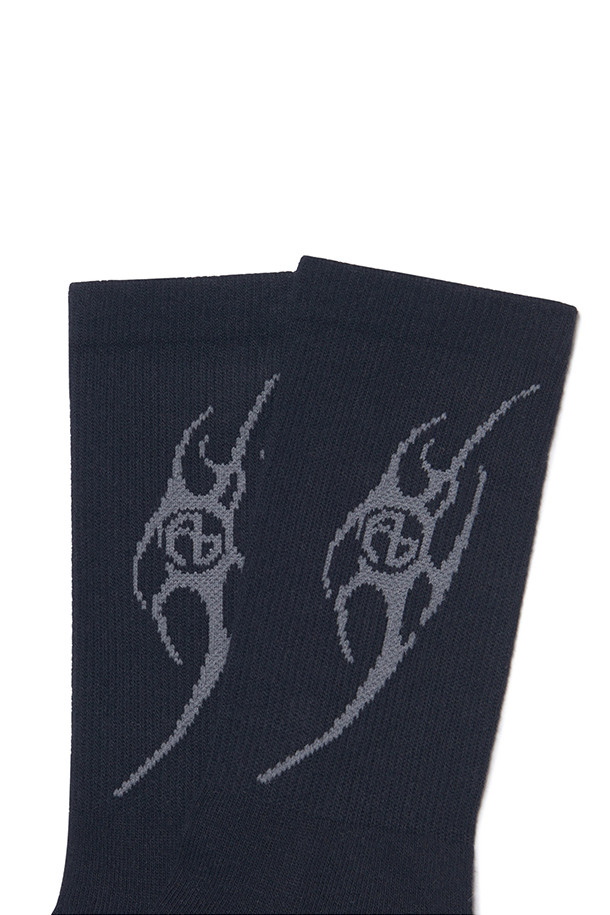 [노매뉴얼] NM 트라이벌 삭스 - BLACK는 면과 스판덱스 혼방 소재로 제작된 공용 양말입니다. 블랙 컬러 바탕에 트라이벌 무늬가 돋보이는 디자인으로, 캐주얼, 에스닉, 미니멀 스타일을 연출하기 좋습니다. 일상생활에서 편안하게 착용할 수 있으며, 동네 마실룩이나 산책룩에 매치하여 개성 있는 스타일을 완성할 수 있습니다. 봄, 여름 계절에 활용하기 좋은 아이템입니다.
