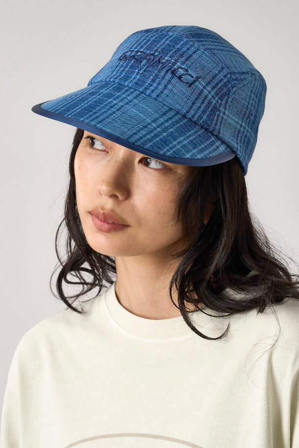 [그라미치] 그라미치 롱 빌 캡 - 인디고 체크드 플레이드는 아웃도어 활동과 일상에서 스타일리시하게 착용할 수 있는 캡모자입니다. 면 소재로 제작되어 부드러운 촉감을 선사하며, 일반적인 모자 깊이와 넓은 챙으로 편안한 착용감을 제공합니다. 인디고 컬러의 체크 패턴과 플레이드 무늬가 빈티지하면서도 캐주얼한 분위기를 연출하며, 롱 빌 디자인과 벨트&버클 조절 스트랩, 사이드 통풍구가 특징입니다. 캠핑룩, 여행룩, 산책룩 등 다양한 TPO에 활용 가능하며, 자외선 차단, 통기 기능을 갖춰 봄, 여름, 가을 계절에 적합합니다.
