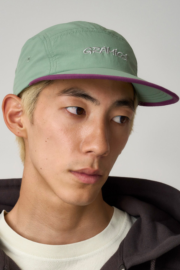 [그라미치] 나일론 그라미치 캡 - TEAL은 가볍고 시원한 착용감을 제공하는 여름용 모자입니다. 재활용 나일론 소재로 제작되어 경량성, 속건 기능, 방수 기능을 갖춰 활동적인 날씨에도 적합합니다. 5패널 구조로 디자인되었으며, 모자 깊이 20.7cm, 챙 너비 13cm로 편안한 착용감을 선사합니다. TEAL 컬러로 출시되어 여행룩, 휴가룩, 산책룩 등 다양한 TPO에 맞춰 캐주얼, 미니멀, 고프코어 스타일을 연출할 수 있습니다. 부드러운 촉감의 나일론 소재는 쾌적함을 더합니다.
