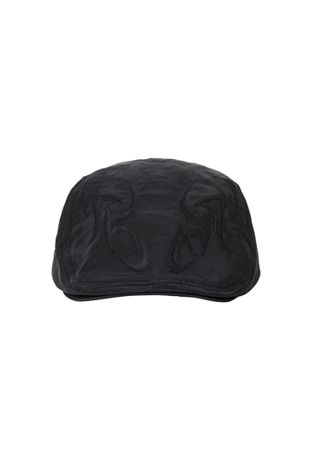 [아조바이아조] Tribal Logo Nylon Flat Cap (트라이벌 로고 나일론 플랫 캡) - BLACK은 캐주얼, 미니멀, 시티보이 스타일을 연출하기 좋은 모자입니다. 가볍고 부드러운 나일론 소재로 제작되어 사계절 내내 착용하기 좋으며, 중간 깊이의 모자 핏으로 편안함을 더했습니다. 블랙 컬러에 로고 자수 디테일이 포인트로 들어가 심플하면서도 세련된 디자인을 보여줍니다. 일상생활은 물론, 가벼운 산책룩이나 동네 마실룩에도 잘 어울립니다. 뒷면에는 E-밴드가 적용되어 사이즈 조절이 용이합니다.
