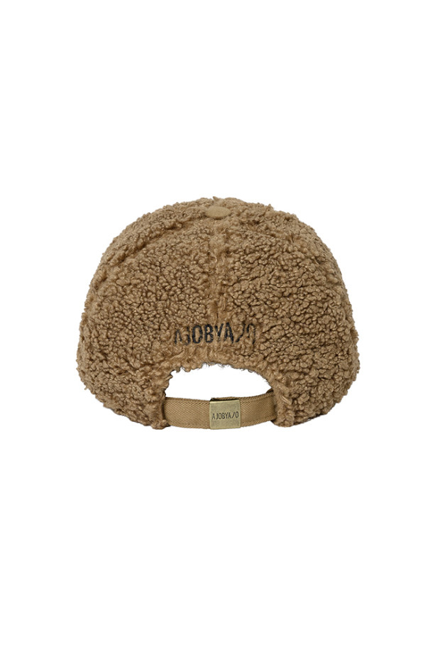 아치 로고 플리스 캡 - CAMEL은 부드러운 플리스 소재로 제작되어 가을, 겨울철 따뜻하게 착용할 수 있는 공용 캡입니다. 카멜 컬러의 미니멀하고 클래식한 디자인은 산책룩과 같은 캐주얼 스타일을 연출하기 좋습니다. 두꺼운 두께감으로 보온성을 높였으며, 로고 패턴으로 포인트를 더했습니다. 편안한 착용감과 함께 로고 디자인으로 개성을 살릴 수 있는 아이템입니다.
