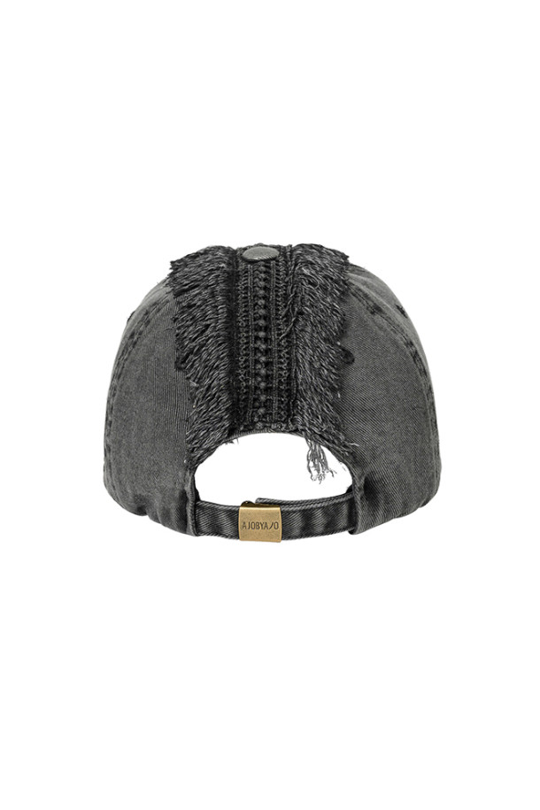 Lace Trimming Washed Cap (레이스 트리밍 워시드 캡) - CHARCOAL은 여성용 볼캡입니다. 차콜 컬러의 무지 디자인으로, 레이스 디테일이 돋보이는 캐주얼 모자입니다. 산책룩, 여행룩 등 다양한 TPO에 활용 가능하며, 미니멀, 클래식 스타일을 연출하기 좋습니다. 봄, 여름, 가을 계절에 착용하기 좋은 워싱 처리된 캡으로, 데일리룩에 포인트 아이템으로 활용해보세요.
