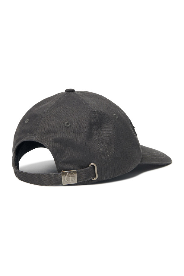 GOTHIC PATCH BALL CAP 고딕 패치 볼캡 - CHARCOAL은 면 소재의 차콜 컬러 볼캡입니다. 고딕 스타일의 패치 장식이 돋보이며, 사계절 내내 착용하기 좋습니다. 모자 깊이 12cm, 챙 길이 9cm로 디자인되었으며, 캐주얼, 미니멀, 스트리트 스타일을 즐겨 입는 분들께 추천합니다. 가벼운 동네 마실룩이나 산책룩에 포인트를 더해보세요.
