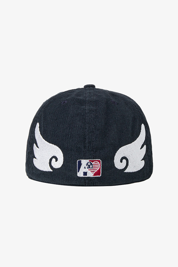 **AE 심볼 코듀로이 엔젤 윙 캡 - 네이비**는 부드러운 코듀로이 소재로 제작되어 봄, 가을에 착용하기 좋은 캡모자입니다. 네이비 컬러와 일반적인 깊이, 챙 넓이로 제작되었으며, 캐주얼, 미니멀, 클래식 스타일을 연출하기 좋습니다. 전면에 엔젤윙 로고 자수 디테일이 돋보이며, 산책룩과 캠핑룩에 매치하여 포인트를 줄 수 있습니다. 남녀 공용으로 착용 가능하며, 일상 속에서 편안하게 스타일을 낼 수 있는 아이템입니다.
