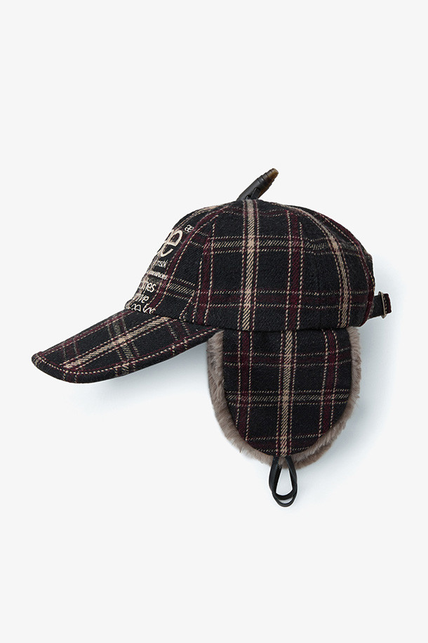 WEB 로고 트루퍼 캡 - 블랙은 겨울철 따뜻함을 책임질 모자입니다. 부드러운 폴리에스터 소재로 제작되어 깊고 편안한 착용감을 제공하며, 블랙 컬러에 로고와 체크 패턴이 세련된 조화를 이룹니다. 깊은 모자 깊이와 중간 챙 넓이로 어떤 스타일에도 잘 어울리며, 귀덮개와 퍼 장식이 보온성을 높여줍니다. 캐주얼, 클래식, 미니멀 스타일 모두 소화 가능한 겨울철 필수 아이템입니다.
