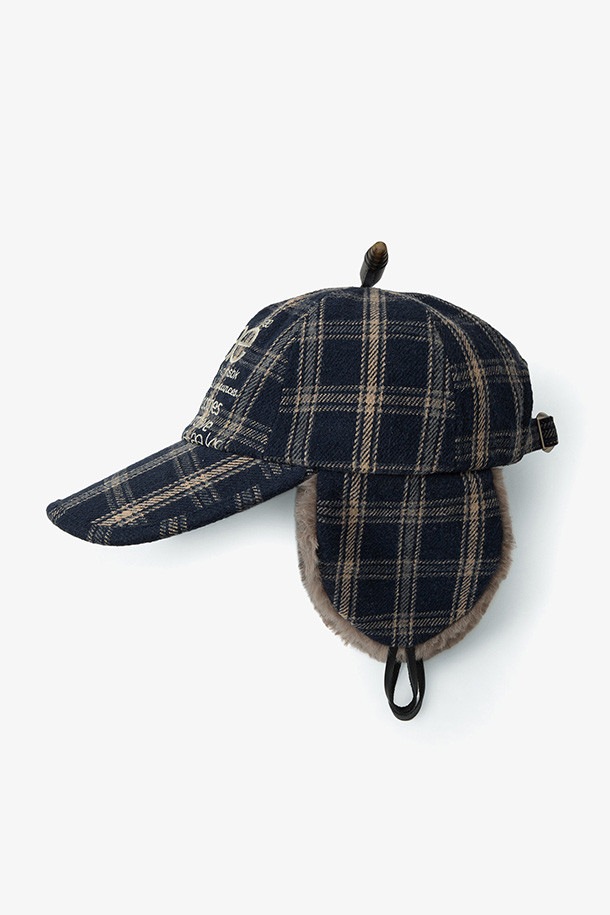 WEB 로고 트루퍼 캡 - 네이비는 남녀 모두 착용 가능한 겨울용 모자입니다. 부드러운 면 소재로 제작되었으며, 짙은 네이비 컬러에 체크 패턴과 로고 디자인이 특징입니다. 깊은 모자 깊이와 중간 챙 넓이, 그리고 부드러운 촉감으로 편안한 착용감을 선사합니다. 특히 귀덮개가 있어 보온성을 높였으며, 클래식, 캐주얼, 미니멀 스타일의 출근룩에 잘 어울립니다. 두꺼운 두께감과 퍼 장식이 포인트로, 추운 날씨에도 따뜻하고 스타일리시하게 연출할 수 있습니다.
