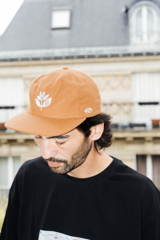 LEAGUE 6P HAT (리그 6P 햇) - OCRA는 면 소재의 부드러운 촉감이 돋보이는 볼캡입니다. 오크라 컬러에 6패널 디자인과 자수 디테일이 더해져 캐주얼, 미니멀, 클래식 스타일을 모두 아우릅니다. 봄, 여름, 가을 시즌에 산책룩, 여행룩 등 다양한 TPO에 활용하기 좋습니다. 일반적인 모자 깊이와 챙 넓이로 편안한 착용감을 선사하며, 데일리 아이템으로 활용하기 좋습니다. 로고 패턴이 포인트로 들어가 심플하면서도 세련된 스타일을 연출합니다.
