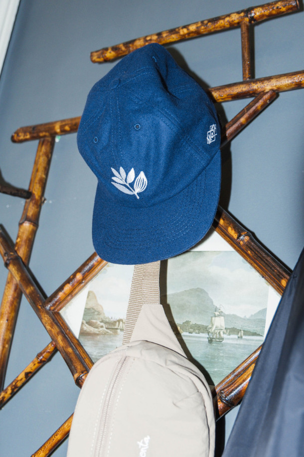 LEAGUE 6P HAT 리그 6P 햇 - 네이비 블루는 캐주얼, 미니멀, 클래식 스타일을 아우르는 볼캡입니다. 봄, 여름, 가을 계절에 적합하며, 산책룩과 여행룩에 매치하기 좋습니다. 부드러운 면 소재로 제작되었으며, 중간 모자 깊이와 중간 챙 넓이로 편안한 착용감을 선사합니다. 6패널 구조와 자수 로고, 조절 가능한 스트랩 디자인으로 포인트를 더했습니다. 통기성이 뛰어나 일상생활에서 쾌적하게 착용할 수 있습니다.
