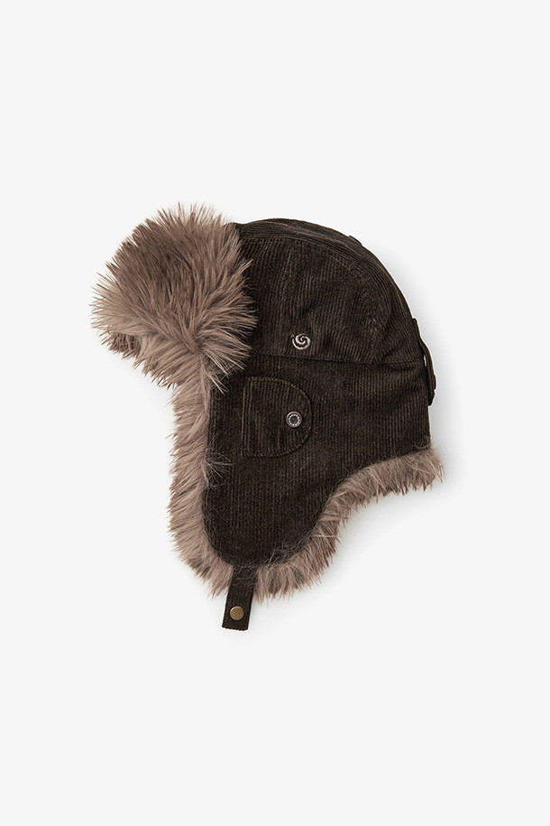 브라운 컬러의 FUR TROOPER HAT (퍼 트루퍼 햇)입니다. 부드러운 퍼 소재와 두꺼운 두께감으로 가을, 겨울철 보온성을 높여주는 모자입니다. 깊은 모자 깊이와 챙 넓이가 넓어 포근한 착용감을 선사하며, 귀덮개가 있어 더욱 따뜻하게 착용할 수 있습니다. 클래식, 캐주얼, 미니멀 스타일의 옷차림에 잘 어울리며, 여행룩이나 캠핑룩에 포인트를 더할 수 있습니다. 무지 디자인으로 다양한 의상과 쉽게 매치할 수 있는 실용적인 아이템입니다.
