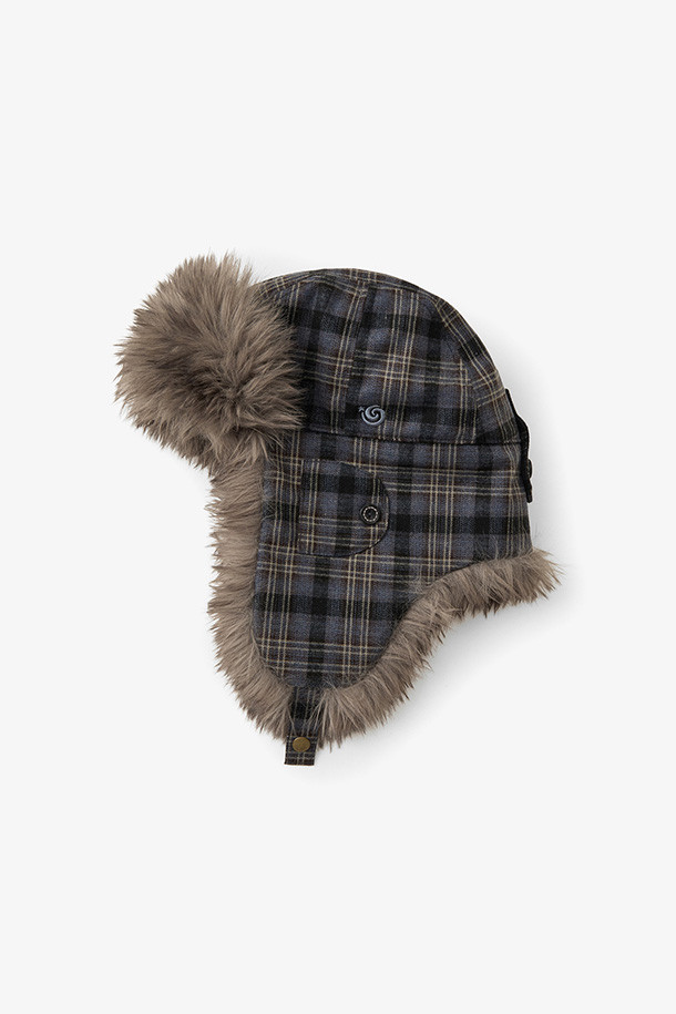 FUR TROOPER HAT - CHECK BLUE (퍼 트루퍼 햇 - 체크 블루)는 겨울철 따뜻함과 스타일을 동시에 만족시키는 모자입니다. 부드러운 퍼와 울 소재로 제작되어 뛰어난 보온성을 제공하며, 깊은 모자 깊이와 이어플랩 디자인으로 찬 바람을 효과적으로 막아줍니다. 블루와 그레이 컬러의 체크 패턴이 캐주얼, 클래식, 미니멀 스타일 모두에 잘 어울립니다. 여행룩, 산책룩, 캠핑룩 등 다양한 TPO에 활용하여 개성 있는 겨울 스타일을 연출해보세요. 
