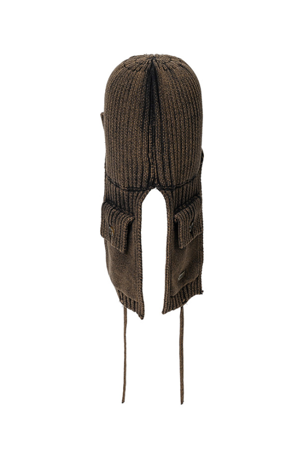 워시드 니트 트루퍼 햇 - 브라운은 부드러운 면 소재로 제작되어 가을, 겨울철 따뜻하게 착용할 수 있는 모자입니다. 7게이지 두께의 니트 짜임으로 포근함을 더하고, 워싱 처리로 자연스러운 빈티지 스타일을 연출합니다. 이어플랩 디자인으로 찬 바람을 효과적으로 막아주며, 간단한 소지품을 보관할 수 있는 포켓 디테일이 실용성을 높입니다. 캐주얼, 클래식, 미니멀 스타일의 옷차림에 잘 어울리며, 산책룩과 캠핑룩에 포인트를 줄 수 있습니다. 브라운 컬러의 무지 디자인으로 어떤 스타일에도 쉽게 매치할 수 있습니다.
