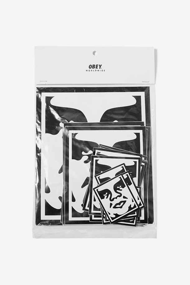 [오베이] 스티커 팩 2-아이콘 페이스 스티커 팩 투-아이콘 페이스 - ASSORTED는 OBEY(오베이) 브랜드의 스티커 팩입니다. 아이콘 페이스 디자인과 로고, 프린트 무늬가 특징이며, Black(블랙)과 White(화이트) 두 가지 색상으로 구성되어 있습니다. 일상생활에서 데코레이션 용도로 사용할 수 있는 스티커입니다. 스티커 팩으로 구성되어 다양한 곳에 활용 가능합니다.
