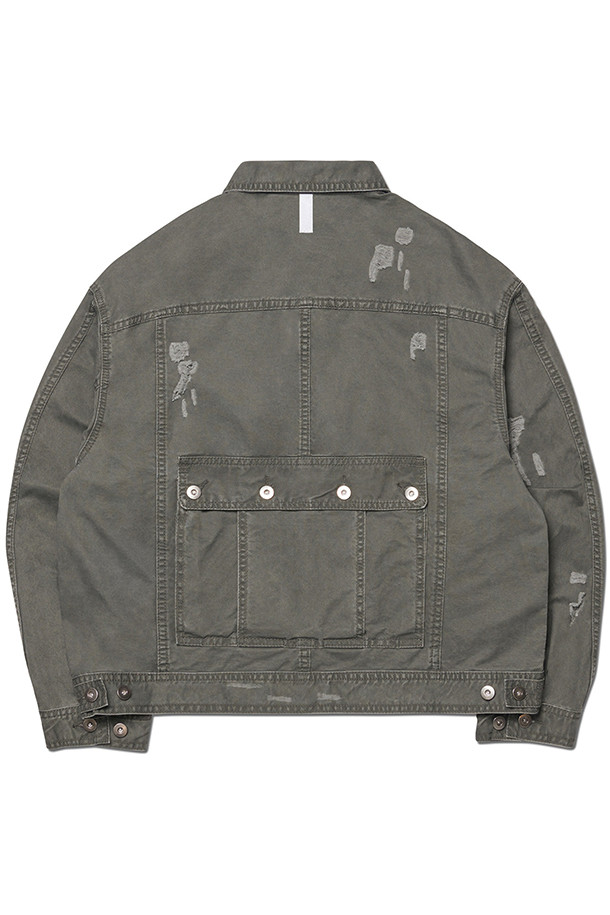 [노매뉴얼] 아이피 데미지 재킷 - 카키 그레이는 남녀 모두 착용 가능한, 봄과 여름에 어울리는 오버핏 크롭 데님 재킷입니다. 카키 그레이 컬러에 워싱 가공과 데미지 디테일이 더해져 스트릿 및 캐주얼 스타일을 연출하기 좋습니다. 중간 두께감의 면 소재로 제작되었으며, 긴 소매와 버튼 여밈 방식으로 디자인되었습니다. 개성 있는 스타일을 완성하고 싶은 분들께 추천하는 아이템입니다.
