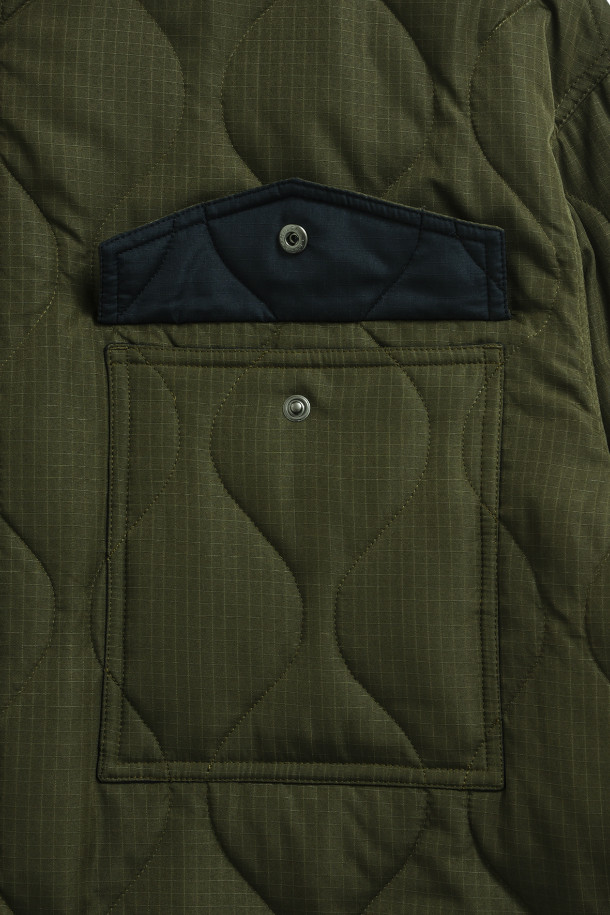 [타이온] MILITARY M65 TYPE DOWN JKT 밀리터리 M65 타입 다운 재킷은 남성용 아우터로, 일상과 아웃도어 활동 모두에 적합합니다. 다크올리브 컬러의 헤링본 패턴에, 800 필파워 다운 충전재를 사용하여 보온성과 방풍 기능을 갖춘 겨울용 두꺼운 재킷입니다. M65 타입의 밀리터리 스타일 디자인과 오버핏, 릴랙스핏으로 편안한 착용감을 제공하며, 지퍼 여밈 방식과 립스탑 원단, 사이드 슬릿, 긴 소매가 특징입니다. 출근룩과 캠핑룩, 클래식, 미니멀, 워크웨어 스타일을 즐기는 분들께 추천합니다.
