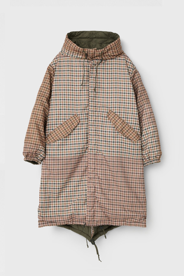 [타이온] REVERSIBLE PARKA JACKET (리버서블 파카 재킷) - OLIVE는 겨울철 여행룩을 완성할 수 있는 캐주얼 스타일의 오버핏 파카 재킷입니다. 올리브 컬러의 이 재킷은 양면 착용이 가능하여 다양한 스타일을 연출할 수 있으며, 롱 기장의 체크 패턴 디자인으로 포인트를 더했습니다. 폴리에스테르, 다운, 보아 소재로 제작되어 두꺼운 두께감과 부드러운 촉감을 제공하며, 긴 소매와 지퍼형 여밈 방식으로 편안하게 착용할 수 있습니다. 경량 소재와 다운 충전재를 사용하여 보온성과 가벼움을 동시에 잡았으며, 멀티 포켓 디테일로 실용성을 더했습니다.
