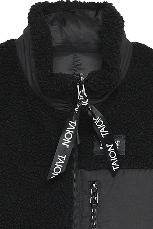 [타이온] 다운 × 보아 리버서블 베스트 - BLACK X BLACK은 가을과 겨울, 미니멀하고 클래식한 스타일을 연출하기 좋은 남녀 공용 베스트입니다. 블랙 색상으로, 출근룩에도 활용하기 좋으며, 레귤러 핏에 집업 스타일로 편안하게 착용할 수 있습니다. 800FP 다운과 보아 소재, 더블레이어 구조로 제작되어 뛰어난 보온성과 방풍 기능을 제공합니다. 안감은 다운 충전재를 사용하여 부드러운 촉감과 경량성을 자랑합니다. 무지 디자인으로 다양한 룩에 쉽게 매치할 수 있으며, 리버서블 디자인으로 두 가지 스타일을 즐길 수 있습니다.