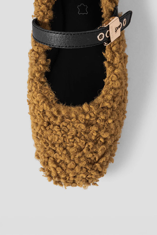 **(SCHOLL) 제니퍼 메리제인 슈즈**는 가을, 겨울 시즌 여성의 일상과 데이트룩, 모임룩, 클래식, 미니멀, 걸리시 스타일에 잘 어울리는 슈즈입니다. 머스타드 컬러의 라운드 앞코 디자인과 버클형 여밈으로 포인트를 더했습니다. 합성수지, 천연고무, 코르크, 가죽 소재를 사용하여 편안함과 스타일을 모두 잡았습니다. 바이오프린트 기술 인솔, EVA 아웃솔, 오쏘페딕 디자인, 아치 서포트, 플러피 텍스처, 미끄럼 방지 기능이 더해져 안정적인 착용감을 제공합니다. 플랫 굽과 메리제인 탑라인이 여성스러운 분위기를 연출합니다.
