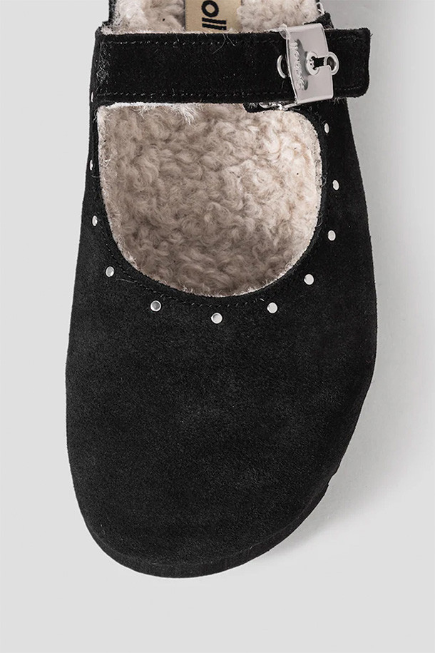 카렌 - Black은 천연 가죽과 스웨이드 소재로 제작된 여성 샌들입니다. 발등을 감싸는 메리제인 탑라인과 버클, 스터드/찡 장식이 시크하고 세련된 분위기를 연출합니다. 안감은 따뜻한 퍼 소재로 되어 있어 겨울에도 포근하게 착용 가능하며, 플랫 굽으로 편안한 착용감을 제공합니다. 데이트룩, 모임룩, 연말 모임룩 등 다양한 TPO에 어울리는 클래식, 미니멀, 시크 스타일의 샌들입니다. 뮬 스타일로 간편하게 신고 벗을 수 있으며, 무지 패턴에 블랙 컬러로 어떤 의상에도 매치하기 좋습니다.
