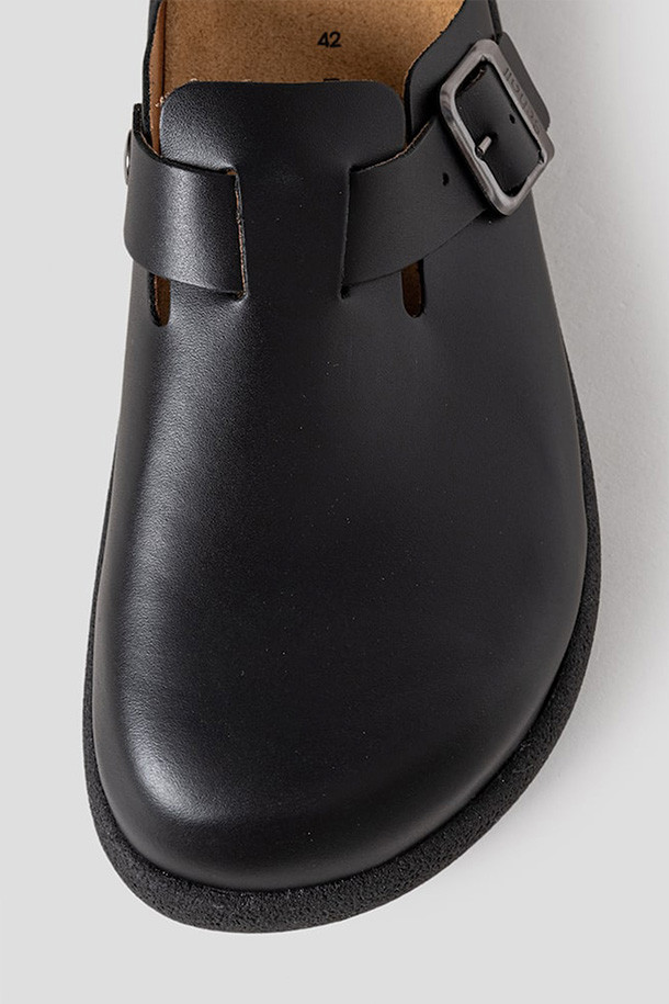 올리비에 청키 - 블랙은 천연 가죽과 소가죽 소재로 제작된 남성용 샌들입니다. 라운드 앞코에 굽 높이가 높고 청키힐 디자인으로, 봄, 여름 시즌 일상룩과 휴가, 여행 스타일에 매치하기 좋습니다. 무지 패턴으로 클래식, 미니멀, 캐주얼 룩에 모두 잘 어울립니다. 코르크 소재 중창과 바이오 프린트 기술이 적용된 안창으로 푹신한 착화감을 선사합니다.
