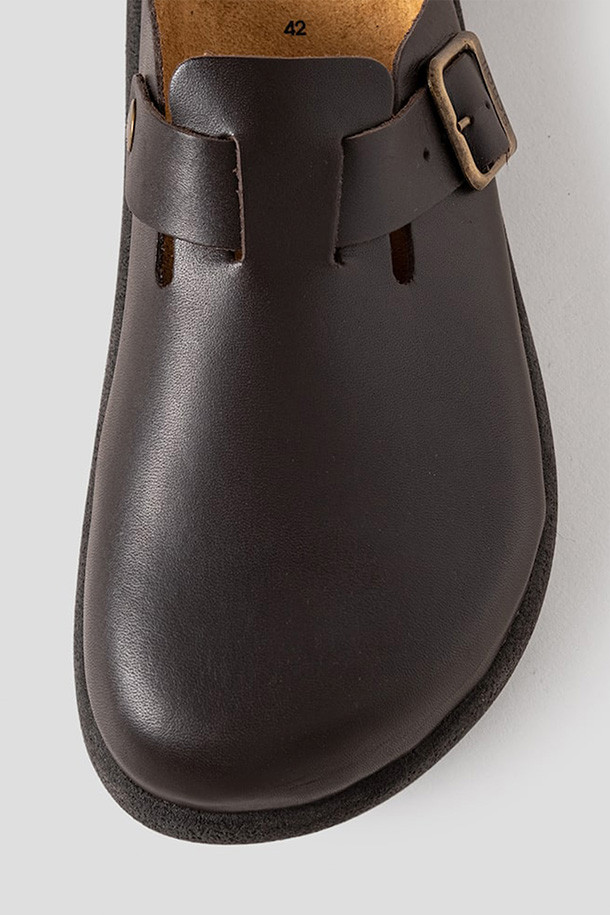 올리비에 청키 - 다크 브라운은 천연 가죽과 소가죽 소재로 제작된 남성용 샌들입니다. 라운드 앞코에 버클 여밈, 오픈형 탑라인 디자인으로 클래식, 미니멀, 캐주얼 스타일을 연출하기 좋습니다. 굽 높이가 높은 청키힐 디자인으로, 봄, 여름 휴가룩과 여행룩에 돋보이는 포인트를 더합니다. 바이오 프린트 기술과 아치 서포트, 푹신한 착화감, EVA 창의 적용으로 편안함을 제공합니다. 코르크 안감과 무지 패턴의 다크 브라운 컬러가 세련된 분위기를 자아냅니다.
