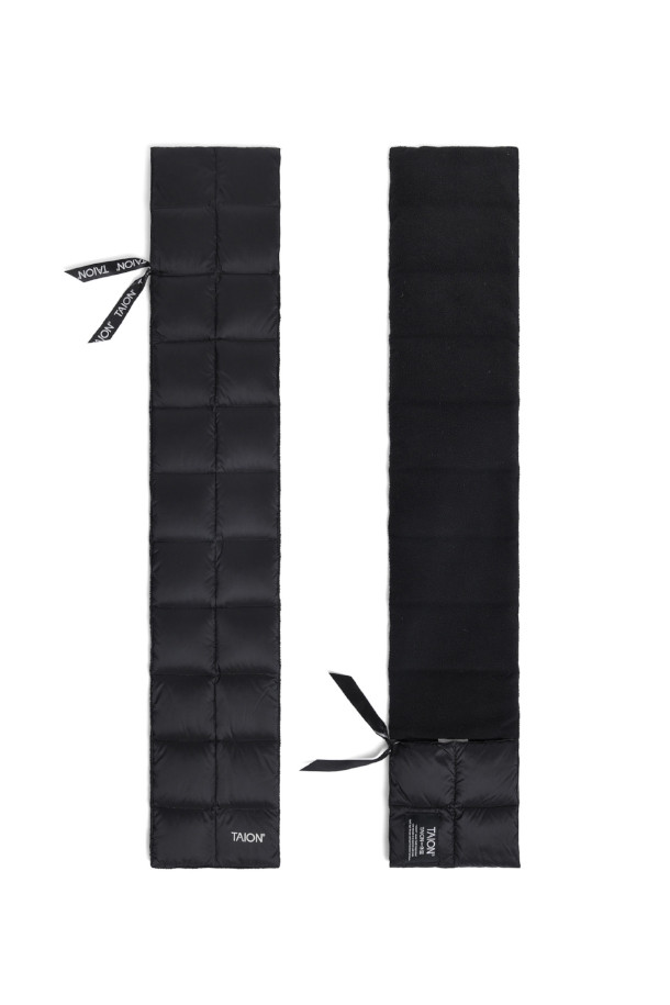 [타이온] BASIC DOWN SCARF 베이식 다운 스카프 - 블랙은 겨울철 출근룩에 완벽하게 어울리는 미니멀하고 클래식한 스타일의 스카프입니다. 가볍고 따뜻한 800FP 다운 충전재(다운 95%, 페더 5%)와 부드러운 플리스 안감으로 뛰어난 보온성을 제공합니다. 무지 디자인과 블랙 컬러는 어떤 스타일에도 쉽게 매치되어 다양한 코디를 연출할 수 있습니다. 두꺼운 두께감과 부드러운 촉감으로 포근하게 착용 가능하며, 가벼운 무게로 활동성 또한 보장합니다. 베이직한 디자인으로 매일 따뜻하고 스타일리시하게 겨울을 보내세요.
