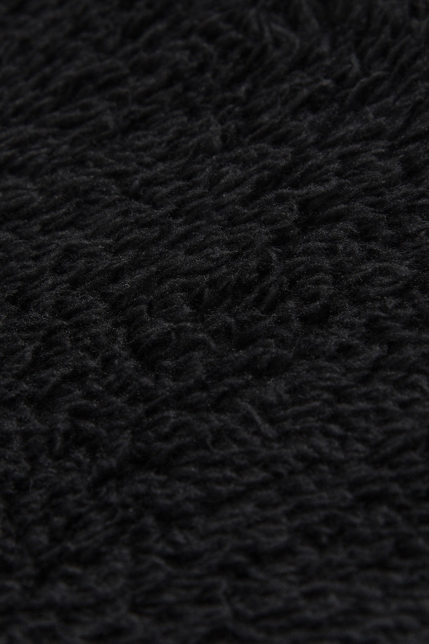 [타이온] CITY REVERSIBLE DOWN SCARF (시티 리버서블 다운 스카프) - BLACK X BLACK은 겨울철 보온성을 책임지는 필수 아이템입니다. 가볍고 부드러운 촉감의 나일론, 폴리에스테르, 다운 충전재를 사용하여 편안한 착용감을 선사합니다. 800FP 다운 충전재와 다이아몬드 퀄팅 스티치 디자인으로 보온성을 높였으며, 리버서블 디자인으로 다양한 스타일 연출이 가능합니다. 미니멀, 클래식, 캐주얼 스타일 모두 소화 가능하며, 출근룩과 여행룩에 모두 활용할 수 있습니다. 블랙 컬러로 어떤 옷에도 매치하기 용이하여 겨울철 데일리 스카프로 제격입니다.
