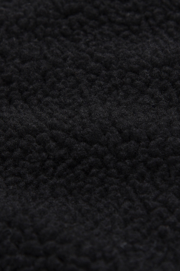 [타이온] 마운틴 리버서블 다운×보아 스카프 - BLACK X BLACK은 800FP의 고보온성을 자랑하는 겨울철 필수 아이템입니다. 한쪽 면은 부드러운 마이크로 보아 소재, 다른 한쪽 면은 나일론 소재를 사용하여 리버서블 디자인으로 다양한 스타일을 연출할 수 있습니다. 다운 95%, 페더 5%의 충전재로 가볍고 따뜻하며, 퀄팅 패턴과 미니멀한 디자인이 특징입니다. 출근룩과 산책룩에 모두 잘 어울리며, 미니멀, 클래식, 캐주얼 스타일을 즐기는 분들께 추천합니다. 가로 17cm, 총길이 89cm로, 얼굴을 포근하게 감싸줍니다.