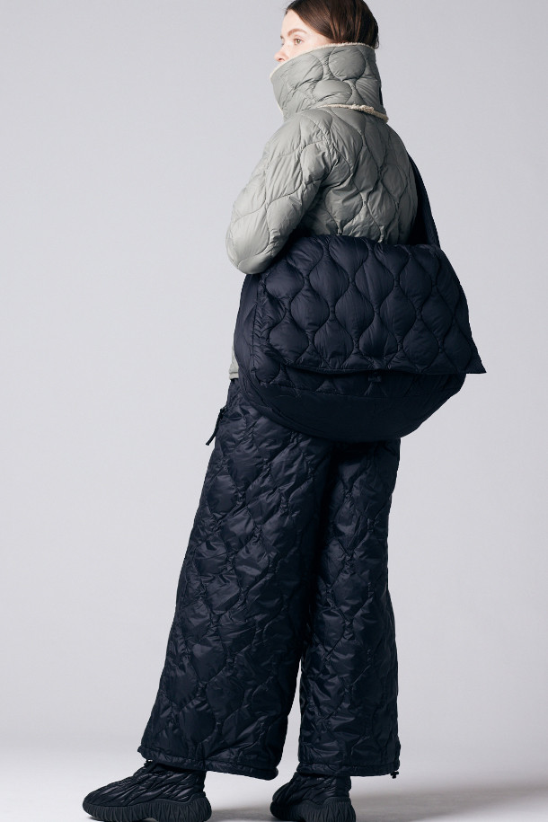 [타이온] MILITARY MESSENGER DOWN BAG-L (밀리터리 메신저 다운 백-L) - BLACK은 미니멀하고 밀리터리 스타일을 결합한 남성용 메신저백입니다. 800FP 프리미엄 다운 충전재를 사용하여 가볍고 따뜻하며, A3 사이즈 수납이 가능한 라지 사이즈입니다. 블랙 컬러의 퀄팅 디자인이 특징이며, 플랩 아래 지퍼 잠금장치와 내부 수납 포켓으로 실용성을 더했습니다. 크로스백 또는 숄더백으로 활용 가능하며, 일상 및 출근룩에 잘 어울립니다.
