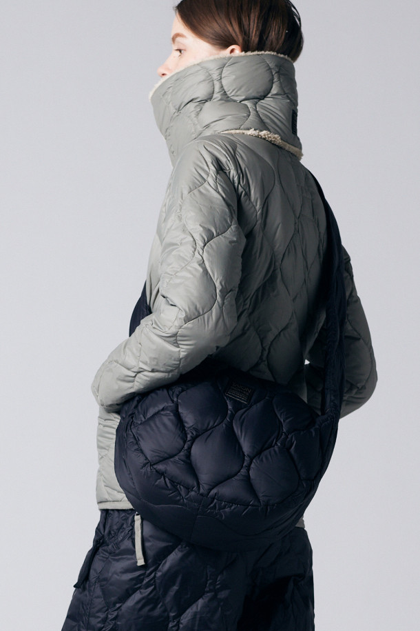 타이온 밀리터리 바나나 숄더 다운 백-M - BLACK은 남녀 모두 착용 가능한 미니멀 디자인의 숄더백입니다. 부드러운 촉감의 나일론과 다운 소재로 제작되었으며, 퀄팅 디자인이 특징입니다. 가볍고 신체에 밀착되는 디자인으로 편안하게 착용할 수 있으며, 내부 수납 포켓과 A4 사이즈 수납이 가능합니다. 크로스백으로도 활용 가능하며, 지퍼형 잠금 방식으로 내용물을 안전하게 보관할 수 있습니다. 일상생활에서 밀리터리, 캐주얼 스타일을 연출하기에 적합합니다.
