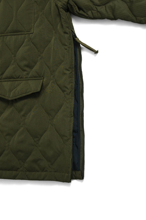 [타이온] MILITARY M65 TYPE DOWN JKT 밀리터리 M65 타입 다운 재킷은 남성용 아우터로, 일상과 아웃도어 활동 모두에 적합합니다. 다크올리브 컬러의 헤링본 패턴에, 800 필파워 다운 충전재를 사용하여 보온성과 방풍 기능을 갖춘 겨울용 두꺼운 재킷입니다. M65 타입의 밀리터리 스타일 디자인과 오버핏, 릴랙스핏으로 편안한 착용감을 제공하며, 지퍼 여밈 방식과 립스탑 원단, 사이드 슬릿, 긴 소매가 특징입니다. 출근룩과 캠핑룩, 클래식, 미니멀, 워크웨어 스타일을 즐기는 분들께 추천합니다.
