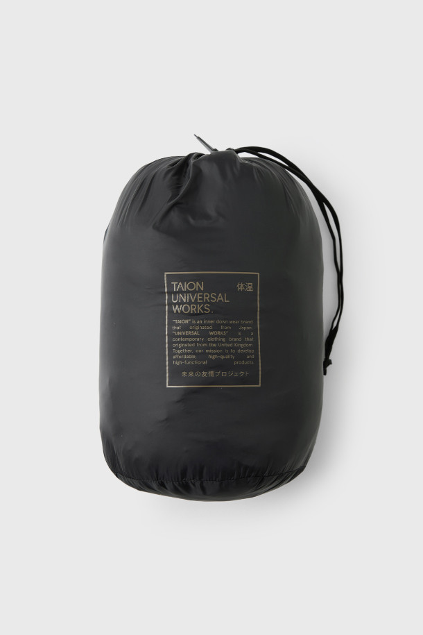 [타이온] REVERSIBLE PARKA JACKET (리버서블 파카 재킷) - OLIVE는 겨울철 여행룩을 완성할 수 있는 캐주얼 스타일의 오버핏 파카 재킷입니다. 올리브 컬러의 이 재킷은 양면 착용이 가능하여 다양한 스타일을 연출할 수 있으며, 롱 기장의 체크 패턴 디자인으로 포인트를 더했습니다. 폴리에스테르, 다운, 보아 소재로 제작되어 두꺼운 두께감과 부드러운 촉감을 제공하며, 긴 소매와 지퍼형 여밈 방식으로 편안하게 착용할 수 있습니다. 경량 소재와 다운 충전재를 사용하여 보온성과 가벼움을 동시에 잡았으며, 멀티 포켓 디테일로 실용성을 더했습니다.
