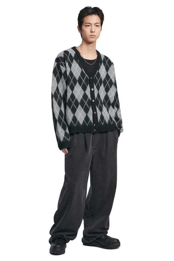 [노매뉴얼] 아가일 헤어리 가디건 - 그레이는 포근한 울 소재로 제작되어 가을, 겨울 시즌에 적합한 니트 가디건입니다. 부드러운 촉감의 헤어리 텍스처가 특징이며, 클래식한 아가일 패턴과 레귤러핏 디자인으로 어떤 스타일에도 잘 어울립니다. 브이넥 라인과 버튼 여밈 방식이 돋보이며, 긴 소매 기장으로 따뜻함을 더했습니다. 겨울 데일리룩, 데이트룩, 오피스룩 등 다양한 TPO에 활용 가능하며, 클래식, 미니멀, 시크 스타일을 즐기는 분들께 추천합니다.
