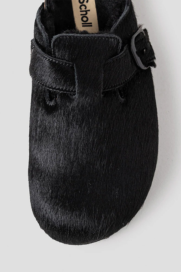 FAE 페이 - Black 크로그는 추운 계절, 출근룩에 어울리는 여성용 신발입니다. 블랙 컬러의 천연 가죽, 소가죽, 코르크, EVA 소재로 제작되었으며, 안감은 퍼 소재로 포근한 착용감을 선사합니다. 버클 여밈과 무지 디자인의 클래식, 미니멀, 캐주얼 스타일을 연출할 수 있습니다. 특히, 바이오 프린트 기술과 아치 서포트, 미끄럼 방지 기능이 더해져 편안함과 안전성까지 갖췄습니다.
